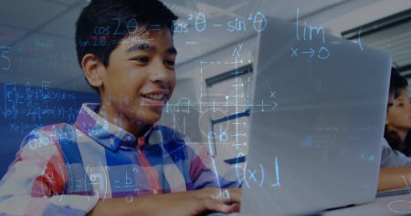 Téléchargez les photos : Image d'équations mathématiques sur écolier à l'aide d'un ordinateur portable en classe. concept d'éducation, d'apprentissage et de technologie image produite numériquement. - en image libre de droit
