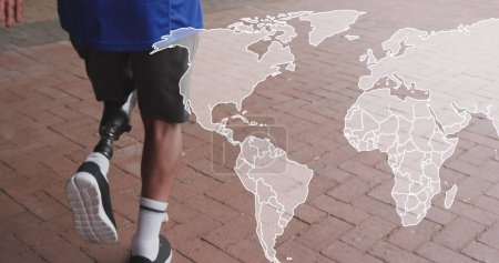 Téléchargez les photos : Image de la carte du monde sur l'homme afro-américain handicapé avec jambe artificielle en cours d'exécution. Journée internationale des personnes handicapées concept image générée numériquement. - en image libre de droit