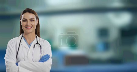 Téléchargez les photos : Portrait de femme médecin caucasienne avec les bras croisés souriant contre l'hôpital en arrière-plan. concept de recherche médicale et de technologie - en image libre de droit