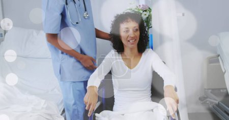 Bild von Flecken über der afrikanisch-amerikanischen Krankenschwester mit Patient. Internationaler Tag der Menschen mit Behinderungen Konzept digital generiertes Bild.