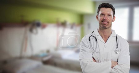 Téléchargez les photos : Portrait de médecin caucasien souriant contre l'hôpital en arrière-plan. concept de science et technologie médicales - en image libre de droit