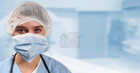 Porträt einer Chirurgin mit Mundschutz vor dem Krankenhaus im Hintergrund. medizinisches Forschungs- und Technologiekonzept