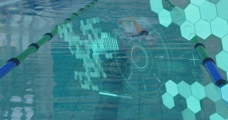 Foto de Imagen del escaneo del visor y procesamiento de datos sobre la natación de mujeres caucásicas. Deporte global e interfaz digital concepto de imagen generada digitalmente. - Imagen libre de derechos