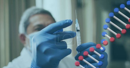 Téléchargez les photos : Structure d'ADN filant contre le médecin senior masculin tapotant sur la seringue pour éliminer les bulles d'air. science médicale et covide 19 concept de pandémie - en image libre de droit