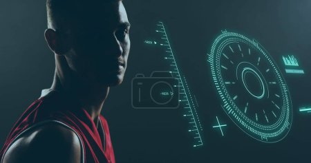 Image de balayage de portée et de traitement de données sur l'homme biracial jouant au basket-ball. Concept mondial de sport et d'interface numérique image générée numériquement.