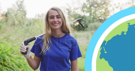 Téléchargez les photos : Image de l'icône du globe sur une femme caucasienne heureuse ramassant des ordures à la campagne. éco conservation bénévole mois image numérique. - en image libre de droit