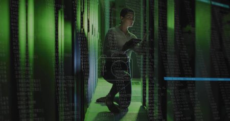 Bild der Datenverarbeitung über kaukasische Ingenieurin mit Tablet-Computer-Servern. Datenverarbeitung, Cloud-Computing-Konzept und Technologiekonzept digital generiertes Bild.