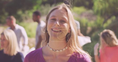 Téléchargez les photos : Jeune femme caucasienne sourit vivement à l'extérieur, avec un espace de copie. Elle profite d'une journée ensoleillée à un rassemblement social dans un cadre de parc. - en image libre de droit