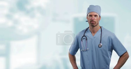 Porträt eines kaukasischen Chirurgen mit den Händen auf den Hüften vor dem Krankenhaus im Hintergrund. medizinisches und technologisches Konzept
