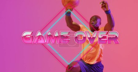 Foto de Imagen de juego sobre texto sobre patrón de neón y jugador de baloncesto afroamericano. - Imagen libre de derechos