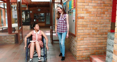 Bild von Lichtflecken über einem behinderten Schüler mit Freund. Internationaler Tag der Menschen mit Behinderungen Konzept digital generiertes Bild.