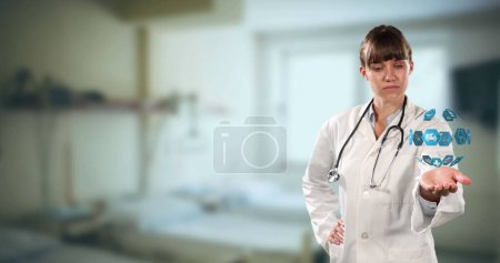 Im Hintergrund dreht sich ein Globus medizinischer Ikonen um die Hand einer kaukasischen Ärztin vor dem Krankenhaus. medizinisches Forschungs- und Technologiekonzept