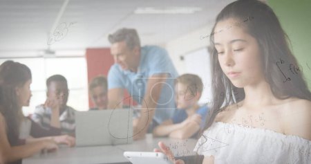 Foto de Imagen de ecuaciones matemáticas sobre niños en edad escolar usando smartphone y laptop en el aula. concepto de educación, aprendizaje y tecnología imagen generada digitalmente. - Imagen libre de derechos