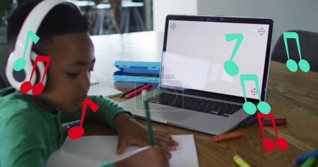 Téléchargez les photos : Image de notes sur un garçon afro-américain portant un casque, utilisant un ordinateur portable et faisant des devoirs. l'enfance, l'éducation et les responsabilités concept image générée numériquement. - en image libre de droit