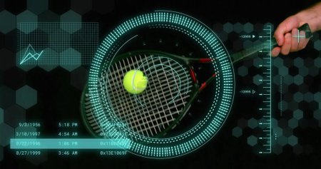 Bild der Scanner und Datenverarbeitung über kaukasischen männlichen Tennisspieler. Globaler Sport und digitales Schnittstellenkonzept digital generiertes Image.
