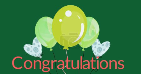 Bild des Glückwunschtextes über bunten Luftballons auf grünem Hintergrund. Feier und Party-Konzept digital generiertes Image.
