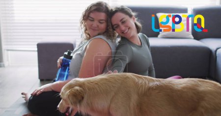 Foto de Imagen de arco iris lgbtq de pareja lesbiana acariciando perro en casa. lgbt Derechos y concepto de igualdad imagen generada digitalmente. - Imagen libre de derechos