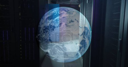 Téléchargez les photos : Image d'un globe contre une salle de serveurs informatiques. Réseau mondial et concept de technologie de stockage de données d'entreprise - en image libre de droit