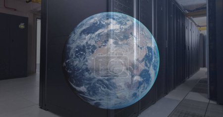 Téléchargez les photos : Image d'un globe contre une salle de serveurs informatiques. Réseau mondial et concept de technologie de stockage de données d'entreprise - en image libre de droit