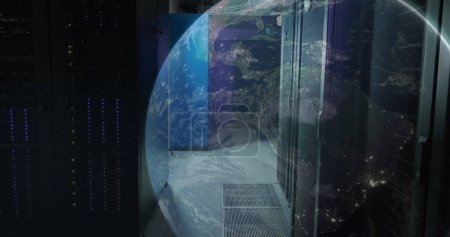Foto de Imagen de un globo contra la sala de servidores de computadoras. Concepto de tecnología global de redes y almacenamiento de datos empresariales - Imagen libre de derechos