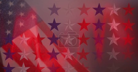 Téléchargez les photos : Image d'étoiles rouges, blanches et bleues avec des feux rouges en mouvement, au-dessus du drapeau américain. patriotisme, indépendance et concept de célébration, image générée numériquement. - en image libre de droit