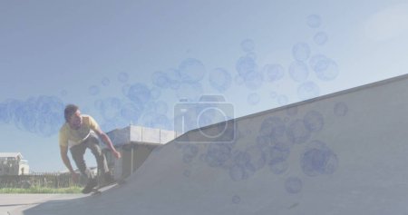 Foto de Imagen de burbujas sobre el skateboarding caucásico. concepto de interfaz digital y deporte global imagen generada digitalmente. - Imagen libre de derechos
