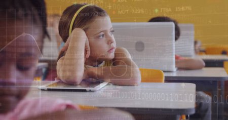 Bild der Datenverarbeitung über verschiedene Schulkinder mit Tablets im Klassenzimmer. Globales Bildungs-, Computer- und digitales Schnittstellenkonzept digital generiertes Image.