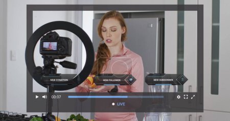 Bild der digitalen Schnittstelle und der Datenverarbeitung über kaukasische Frau, die Nahrungsmittel-Vlog aufzeichnet. Globale Verbindungen, Computer- und Datenverarbeitungskonzept digital generiertes Bild.