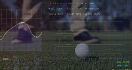 Téléchargez les photos : Image de traitement de données sur joueur de golf masculin sur le terrain de golf. Concept mondial de sport, de compétition, d'informatique et de traitement des données image générée numériquement. - en image libre de droit