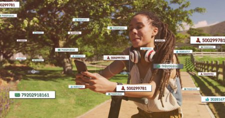 Bild von Medien-Ikonen über eine Frau mit Smartphone und Roller im Park. Gesundheits- und Fitnesskonzept digital generiertes Image.