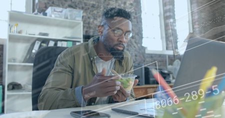Téléchargez les photos : Image d'un informaticien sur un homme d'affaires afro-américain en train de déjeuner au bureau. Concept global d'entreprise, de technologie et d'interface numérique image générée numériquement. - en image libre de droit