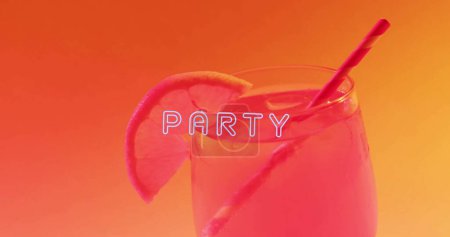 Téléchargez les photos : Image de partie néon texte et cocktail sur fond orange. Fête, boisson, divertissement et concept de célébration image générée numériquement. - en image libre de droit