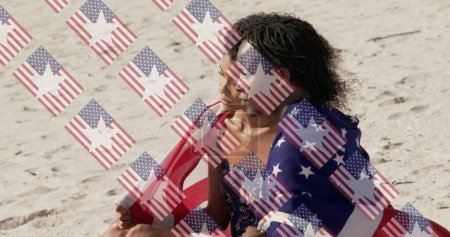 Foto de Imagen de las banderas de EE.UU. sobre diversas mujeres sentadas en la playa. día de presidentes, día de la independencia y concepto de patriotismo americano imagen generada digitalmente. - Imagen libre de derechos