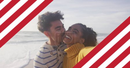 Téléchargez les photos : Image du drapeau des États-Unis d'Amérique sur un couple biracial embrassant par la mer. Patriotisme américain, diversité et concept de tradition image générée numériquement. - en image libre de droit