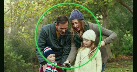 Imagen de círculo sobre familia caucásica feliz tomando selfie. Día internacional de las familias y concepto de celebración de imagen generada digitalmente.