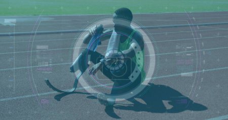 Bild der digitalen Datenverarbeitung über behinderte männliche Athleten mit Laufklingen, die Wasser trinken. globaler Sport, Wettbewerb, Behinderung und digitales Schnittstellenkonzept digital generiertes Image.