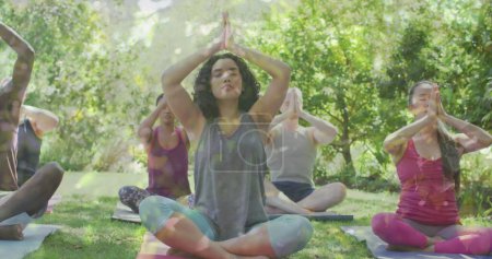 Téléchargez les photos : Image de feuilles sur diverses personnes pratiquant le yoga et la méditation. Journée mondiale de méditation et concept de célébration image générée numériquement. - en image libre de droit