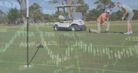 Bild der Datenverarbeitung über kaukasische Golfspieler. Globaler Sport und digitales Schnittstellenkonzept digital generiertes Image.