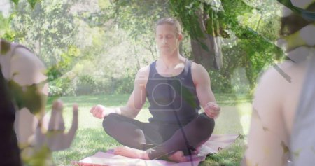Téléchargez les photos : Image de feuilles sur diverses personnes pratiquant le yoga et la méditation. Journée mondiale de méditation et concept de célébration image générée numériquement. - en image libre de droit