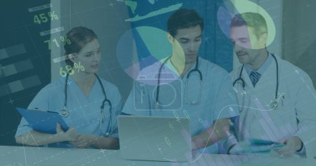 Bild der Datenverarbeitung über verschiedene Ärzte. globales Konzept für Medizin, Gesundheitswesen und Datenverarbeitung digital generiertes Bild.