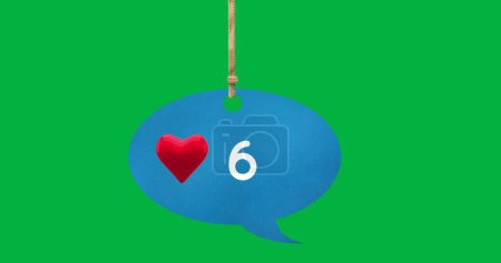 Téléchargez les photos : Image numérique d'une icône cardiaque et de nombres croissants à l'intérieur d'un ballon de parole bleu attaché sur un fond vert - en image libre de droit