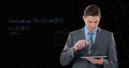 Téléchargez les photos : Équations mathématiques flottant contre l'homme d'affaires en utilisant une tablette numérique sur fond noir. concept global d'entreprise et de technologie - en image libre de droit