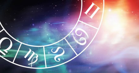 Téléchargez les photos : Image du symbole de signe d'étoile de gemini dans la roue tournante d'horoscope au-dessus des étoiles brillantes. horoscope et signe du zodiaque concept image générée numériquement. - en image libre de droit