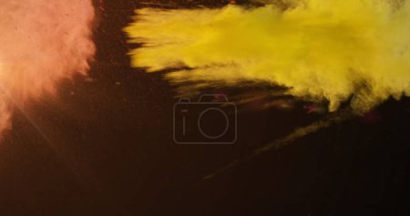 Imagen de bomba de polvo de color naranja y amarillo con nubes de humo y punto luminoso en el fondo. Concepto de movimiento de luz de color imagen generada digitalmente.