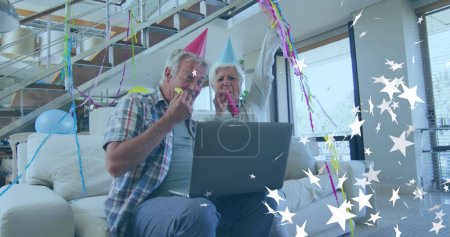 Bild von weißen Sternen über glücklichen kaukasischen Senior-Paar machen Feier Laptop Bild Anruf. Lebensstil im Ruhestand, Feier und Kommunikationstechnikkonzept digital generiertes Image.