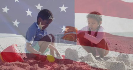 Foto de Imagen de bandera de estados unidos de América sobre niño y niña biraciales jugando con arena en la playa. Patriotismo americano, diversidad y tradición concepto de imagen generada digitalmente. - Imagen libre de derechos