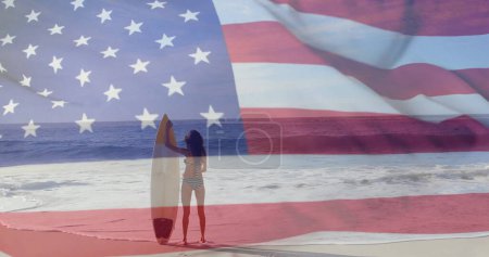 Foto de Imagen de la bandera de usa sobre mujer caucásica en la playa en verano. EE.UU., patriotismo americano, bandera nacional y concepto de estilo de vida imagen generada digitalmente. - Imagen libre de derechos