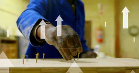 Téléchargez les photos : Image de flèches sur un travailleur afro-américain dans un entrepôt. Concept global d'entreprise, de finance, de traitement des données et d'économie mondiale image générée numériquement. - en image libre de droit
