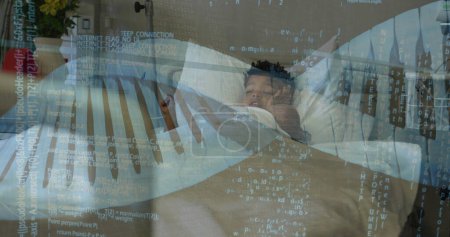 Foto de Imagen de ADN y datos médicos sobre un paciente afroamericano en cama de hospital. Concepto de servicios médicos y sanitarios imagen generada digitalmente. - Imagen libre de derechos