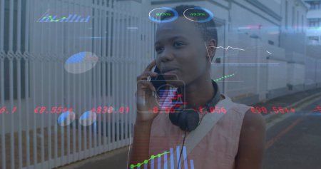 Imagen del procesamiento de datos digitales sobre una mujer afroamericana usando un teléfono inteligente. Conexiones globales, procesamiento de datos e interfaz digital concepto de imagen generada digitalmente.